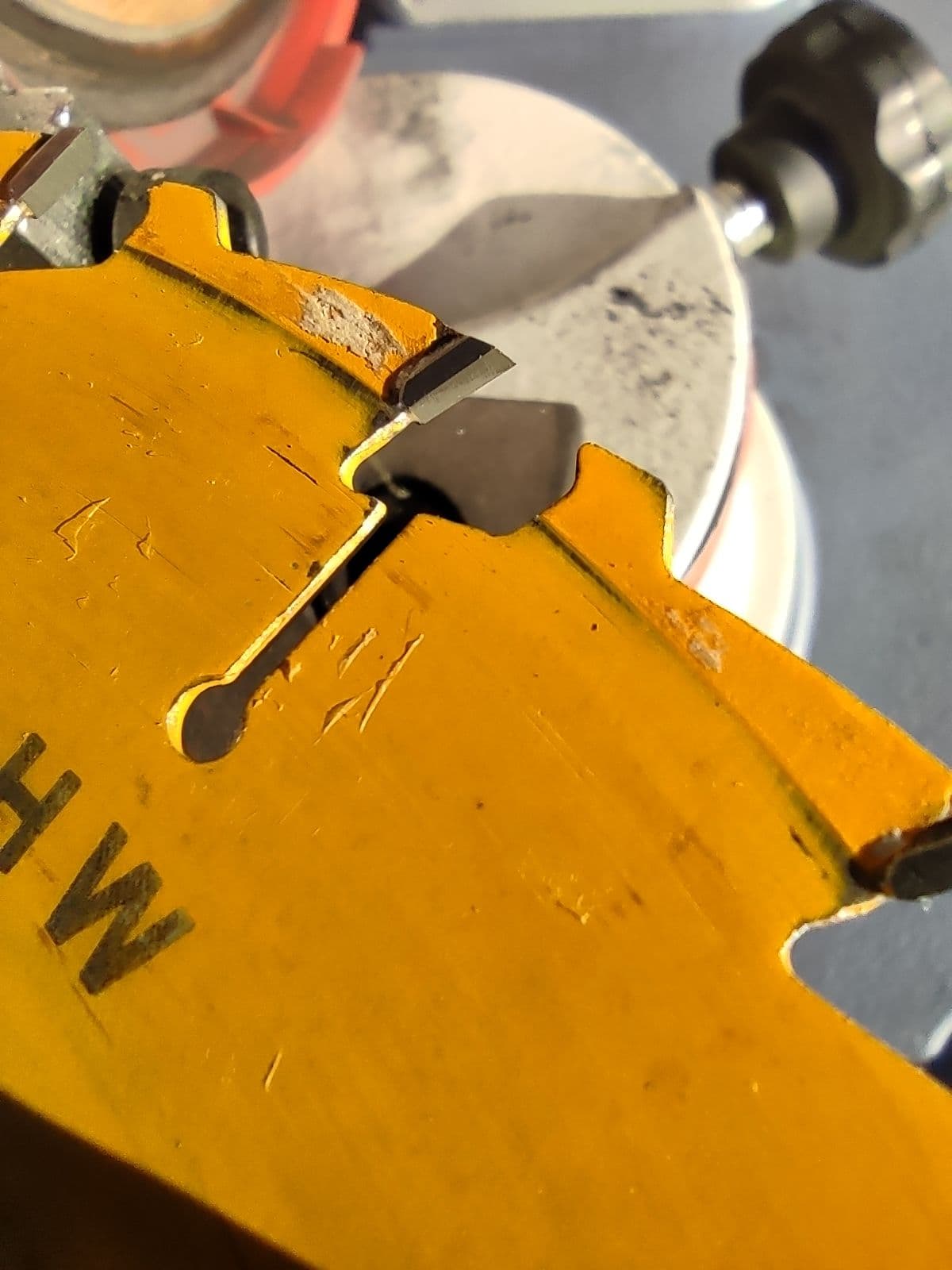 Broušení pilového kotouče s SK plátky.