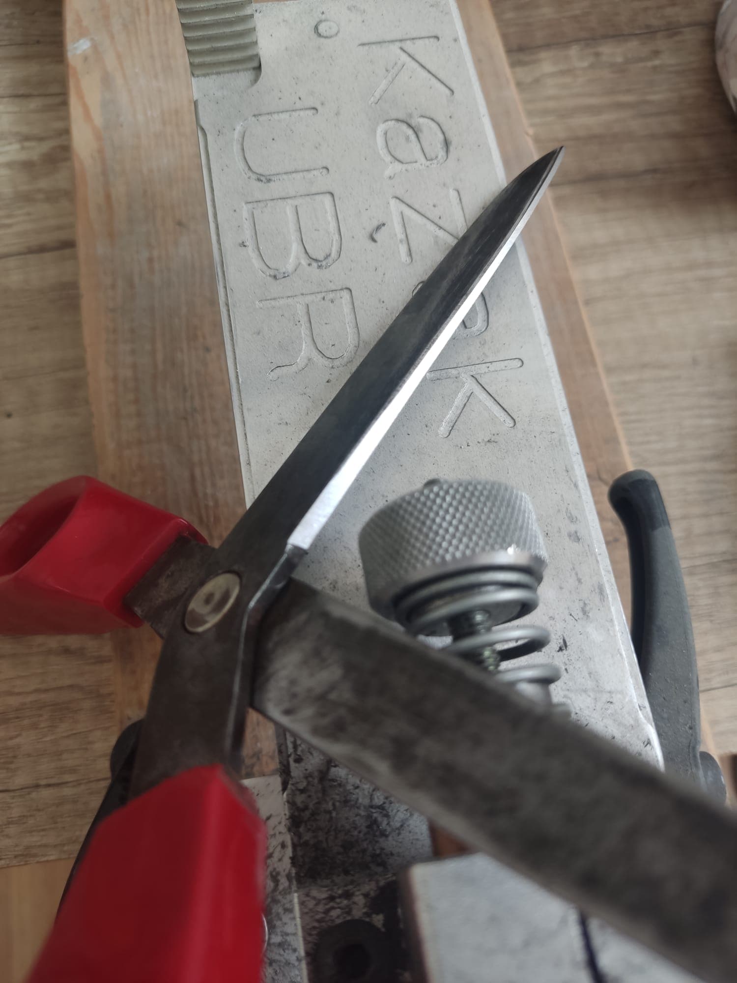 Nabroušené ostří nůžek.